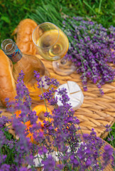 Obraz premium Wine in a lavender field. Selective focus.