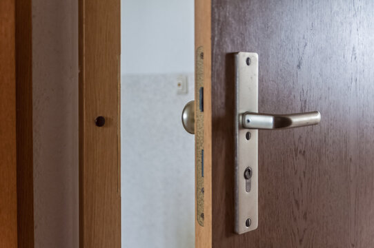 eine ge&ouml;ffnete Wohnungst&uuml;r im Treppenhaus