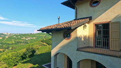 Obraz premium Traditional Italian Villa Overlooking Scenic Barbaresco Vineyard Landscape in Cuneo