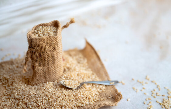  Brown rice in small linen sack