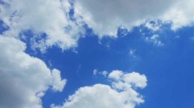さわやかな青空 《空に浮かぶ雲》