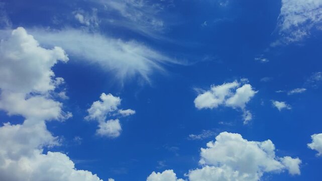 さわやかな青空 《空に浮かぶ雲》