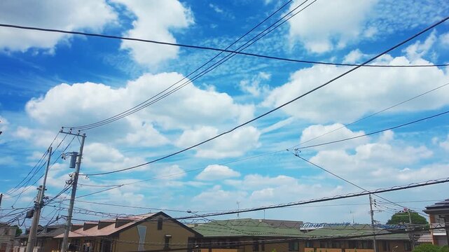 さわやかな青空 《空に浮かぶ雲》