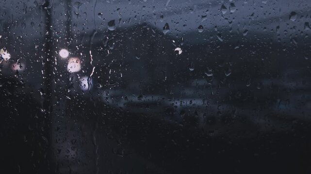  雨の日の窓ガラスについた水滴