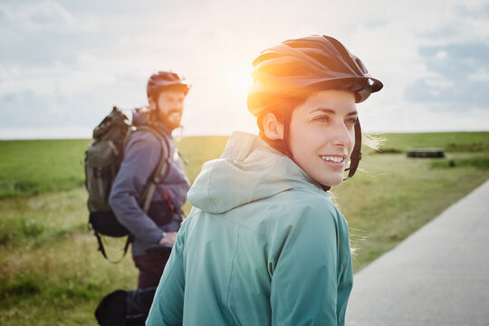 Germany, Schleswig-Holstein, Eiderstedt, couple on a bicycle tour having a break in marsh landscape