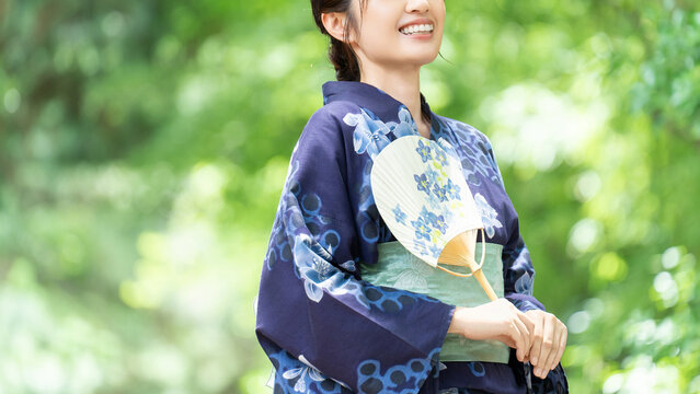 うちわを持つ浴衣姿の女性, Woman Wearing a Yukata Holding a Japanese Fan