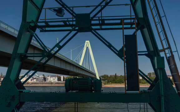 Blick durch das Ger&uuml;st eines Kranes auf die Severinsbr&uuml;cke in K&ouml;ln