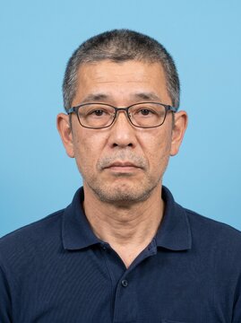 日本人中年男性の証明写真：日本の証明写真をイメージした、40代〜50代男性のバストアップポートレート。履歴書・マイナンバーカード・パスポート・運転免許証・社員証などのイメージ写真に最適