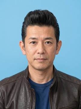 日本人中年男性の証明写真：日本の証明写真をイメージした、40代〜50代男性のバストアップポートレート。履歴書・マイナンバーカード・パスポート・運転免許証・社員証などのイメージ写真に最適