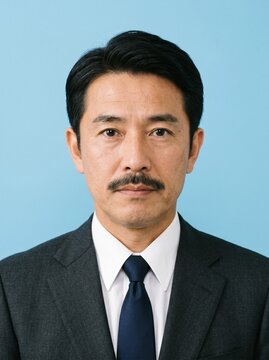 日本人中年男性の証明写真：日本の証明写真をイメージした、40代〜50代男性のバストアップポートレート。履歴書・マイナンバーカード・パスポート・運転免許証・社員証などのイメージ写真に最適