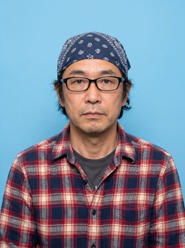 日本人中年男性の証明写真：日本の証明写真をイメージした、40代〜50代男性のバストアップポートレート。履歴書・マイナンバーカード・パスポート・運転免許証・社員証などのイメージ写真に最適