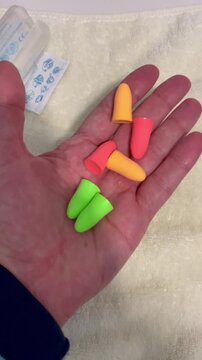 Tapones para o&iacute;dos de silicona y espuma protector auditivo de colores deformable, reutilizable y desechable earplug noise-canceling en mano para tinnitus y decibelios material multicolor