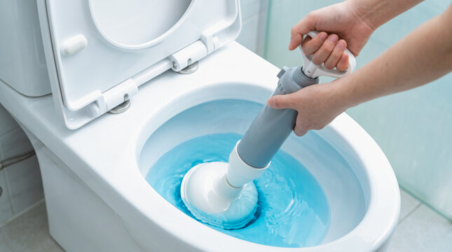 洋式トイレの詰まりを真空式パイプクリーナーで解消する様子・トラブルの修理とお手入れ
