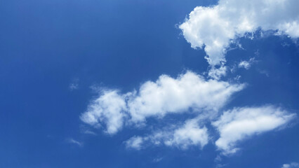 Fototapeta premium Bright blue sky filled with fluffy white clouds