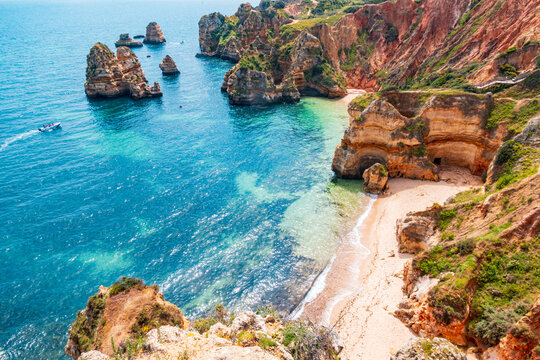 C&ocirc;te escarp&eacute;e surplombant Praia do Camilo, une plage pr&egrave;s de Lagos en Algarve - Portugal.