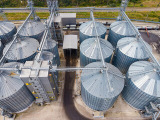 Industrial grain storage facility with multiple silos and processing equipment viewed from above © DSMT