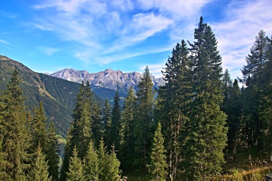 Austrian Alps - view of the peaks in Lechtal Alps from the footpath to the Versingalpe Hutte near village See