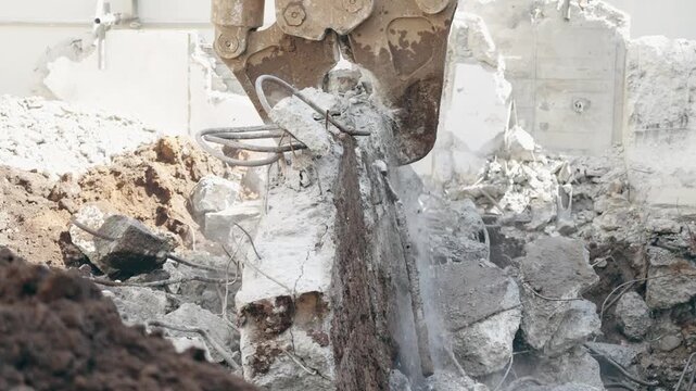 油圧クラッシャーでコンクリートを破砕する解体工事現場の4K動画
4K Close-up of Hydraulic Concrete Crusher Demolishing Reinforced Concrete at Construction Site