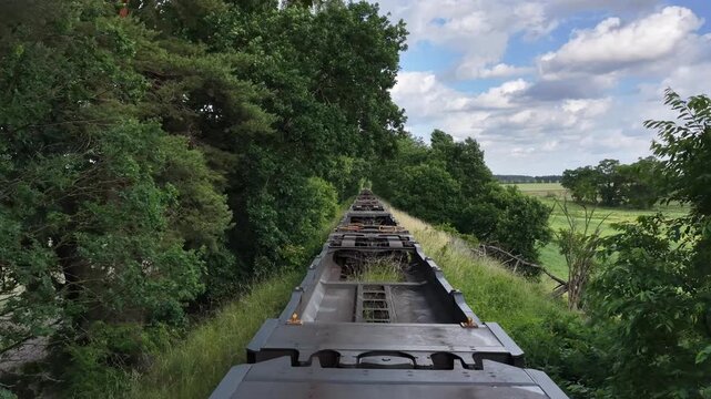 Drohneflug &uuml;ber abgestellten Eisenbahnwagen.