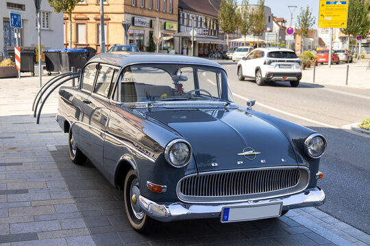 Ein sehr sch&ouml;n restaurierter Opel Rekord P2 (gebaut zwischen 1960 und 1963) parkt im Ortszentrum von Mutterstadt (Rhein-Pfalz-Kreis)