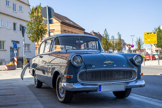 Ein sehr sch&ouml;n restaurierter Opel Rekord P2 (gebaut zwischen 1960 und 1963) parkt im Ortszentrum von Mutterstadt (Rhein-Pfalz-Kreis)