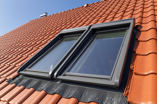 Dachfl&auml;chenfenster an einem neuen Einfamilienhaus