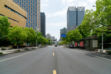 Obraz premium Dynamically blurred highways and the skyline of Hangzhou, China