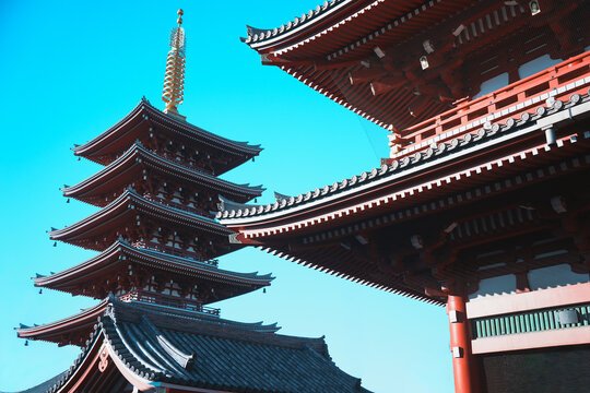 青空に映える浅草寺の五重塔と朱塗りの伝統建築