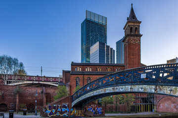 Naklejka premium Footbridge over the Bridgewater Canal at Castlefield Basin in Manchester, Uk