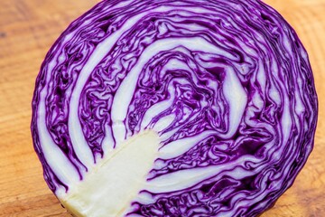 Obraz premium Red cabbage cut in half showing purple and white spiral pattern