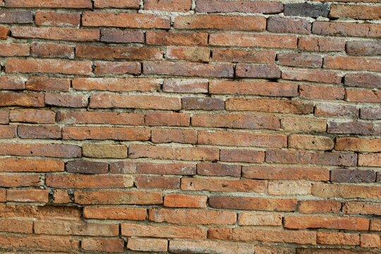 The brick wall was very old and dirty, with cracks.