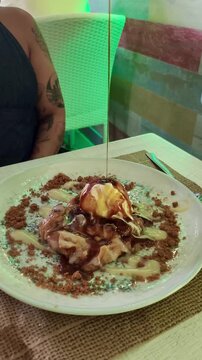 Torrija con helado de vainilla con chorro de caramelo