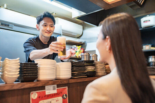 ビールを渡す男性