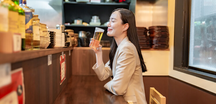 ビールを飲む女性