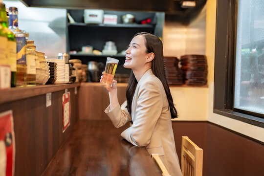 ビールを持つ女性