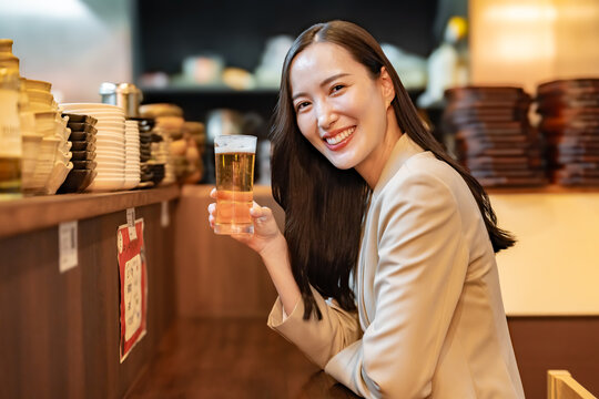 ビールを持つ女性