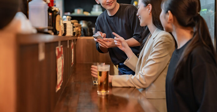 注文を受ける男性