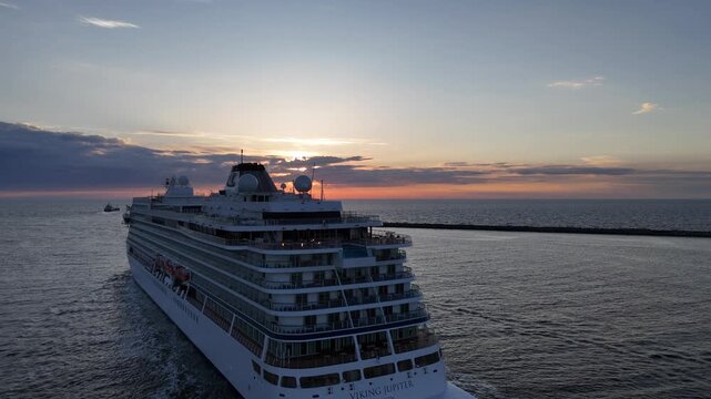 Side tracking pass along Viking Jupiter deck