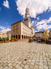 Słoneczny dzień na Rynku w Opolu z widokiem na historyczny Ratusz. Polska architektura, turystyka miejska i wakacyjny klimat w centrum miasta. Doskonały kadr promujący piękno regionu opolskiego. © Henryk Niestrój