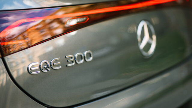 Mercedes EQE Detailansicht eines modernen Elektroautos