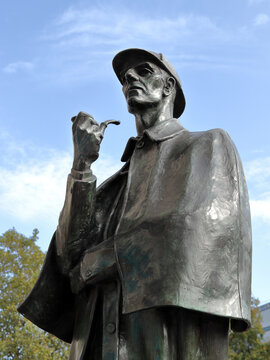A statue of Sherlock Holmes by the sculptor John Doubleday near the supposed site of 221B Baker Street in London, UK