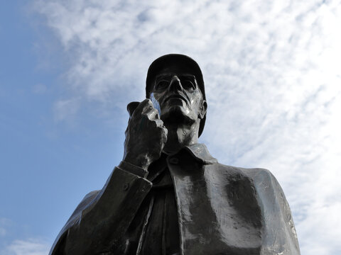 A statue of Sherlock Holmes by the sculptor John Doubleday near the supposed site of 221B Baker Street in London, UK