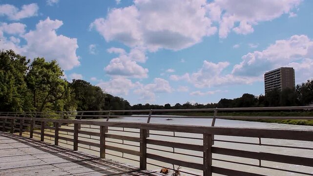 Hochwasser an der Isar am Flaucher mit Blick zur Thalkirchner Br&uuml;cke