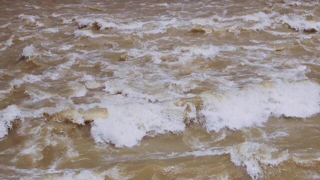 Wildes Hochwasser der Isar in M&uuml;nchen im Fr&uuml;hling