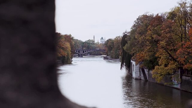 Herbst an der Isar mit Maximiliansbr&uuml;cke und M&uuml;llerschem Volksbad