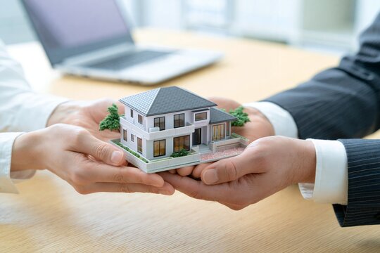 不動産売買契約で夢の新築住宅を掴む男女の手