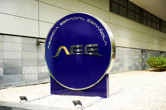 Logotipo de la Agencia Espacial Espa&ntilde;ola AEE del Ministerio de Ciencia, Innovaci&oacute;n y Universidades en el Edificio Crea del barrio de San Jer&oacute;nimo en Sevilla, Andaluc&iacute;a, Espa&ntilde;a.