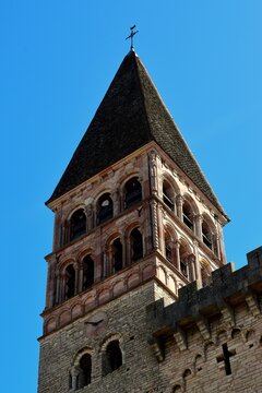 La tour ouest de l'abbaye Saint-Philibert de Tournus