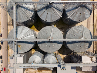 Grain storage facility with multiple silos at a distribution center in daytime © DSMT