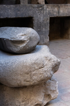 Utensilios y accesorios de una antigua cocina rustica, hecha con piedra, roca y arcilla